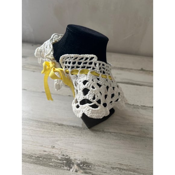 White crocheted collar with yellow ribbon closure - Picture 2 of 6